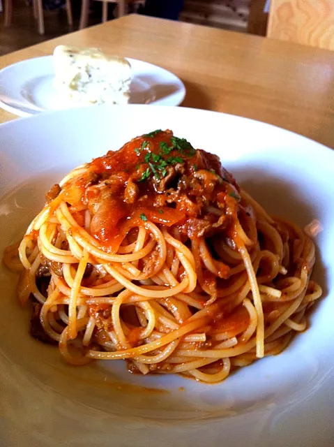 牛肉と玉ねぎのピリ辛トマトパスタ|雨つぶさん