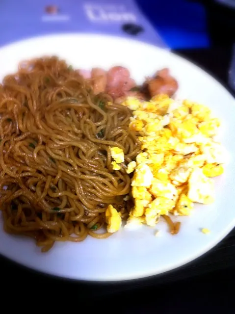 焼きそばに鳥肉と炒り卵。|msさん