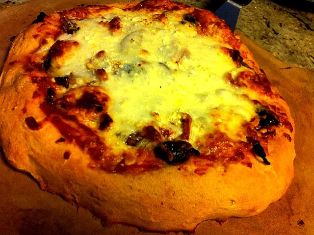 sun dried tomato, red onion, mushroom, olives, pepperoni, feta and mozz pizza|Joe Kotさん