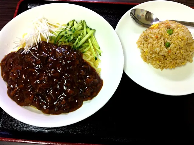 Snapdishの料理写真:ジャンジャン麺と半炒飯|チョビ太さん