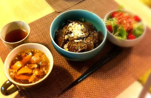 Snapdishの料理写真:カツオのづけ丼 中華肉団子スープ サラダ|tacaccoさん