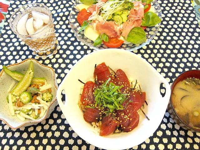 夜ご飯。まぐろのづけ丼、オクラ山芋納豆、カプレーゼ。|minmi☺さん