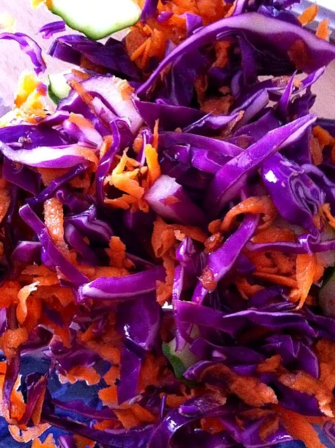 Red cabbage and carrots salad.|claireさん