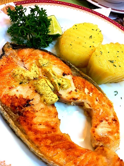 salmon steak with butterherb|moonさん