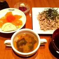 Snapdishの料理写真:明日のランチ ざる蕎麦とサーモンとイクラのミニ親子丼|前山としおさん