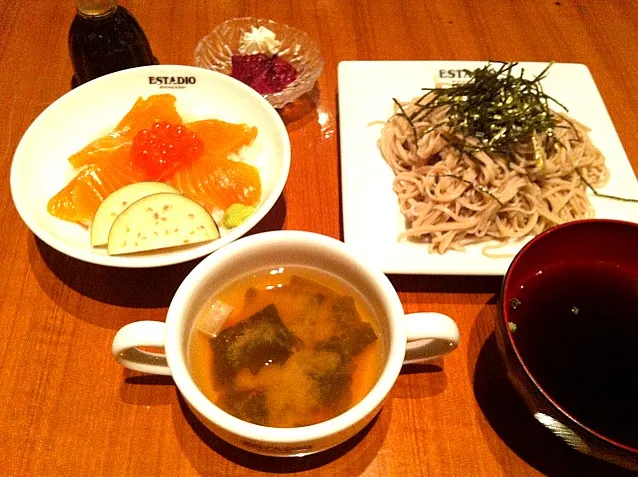 明日のランチ ざる蕎麦とサーモンとイクラのミニ親子丼|前山としおさん