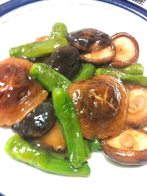 mushroom n greenchilli w/ oyster sauce|sudeep karki k.c.さん