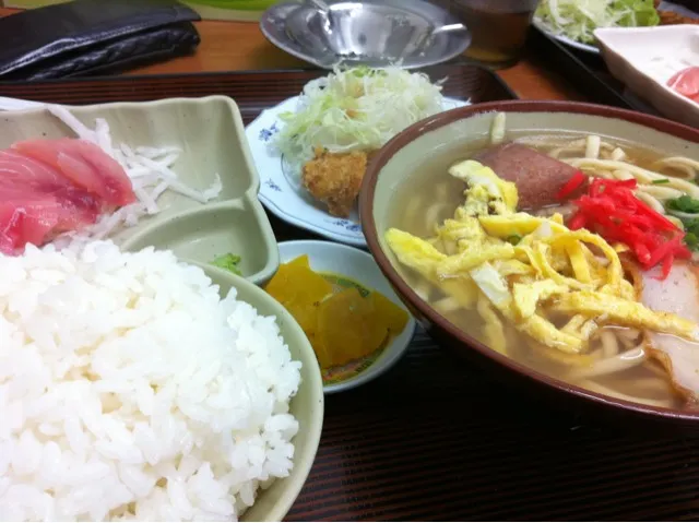 やんばる食堂の沖縄そば定食|山川光貴さん