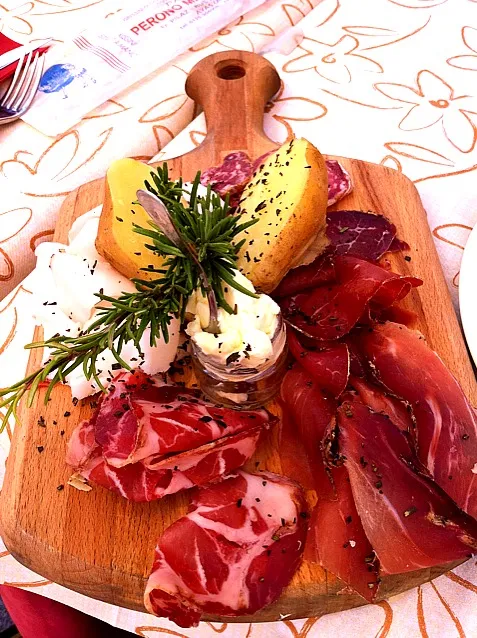 tagliere di salumi aostani con burro alle erbe econ patate|Andreaさん