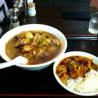 Snapdishの料理写真:広東麺とミニ麻婆丼|yoshiyuki tazalkiさん