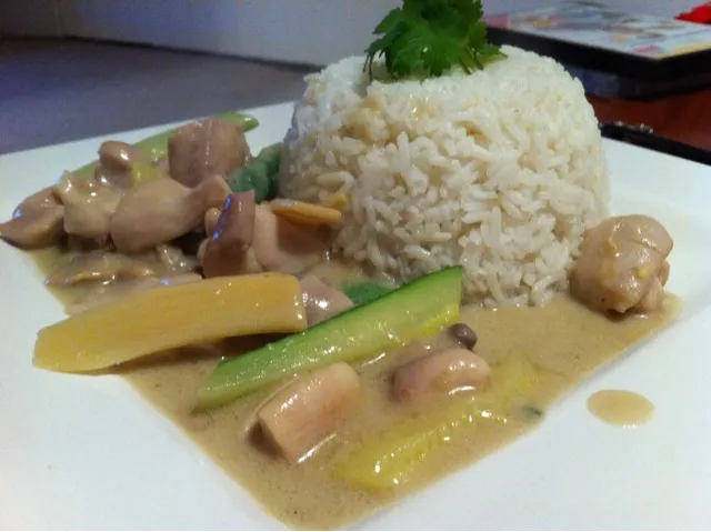 Snapdishの料理写真:tacky looking thai green curry, but it tastes good so it dun matter|Laurenさん