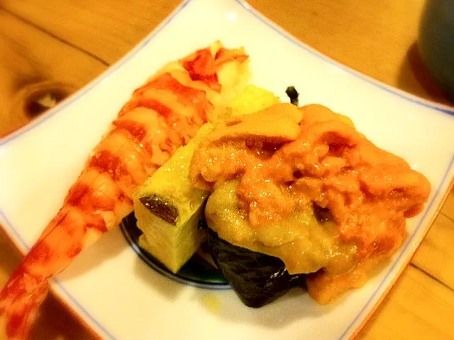 Shrimp and sea urchin sushi|john vさん