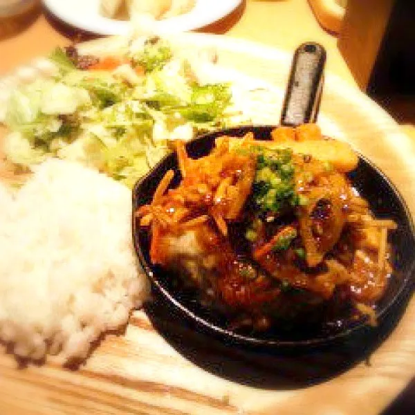 チーズハンバーグ 根菜と玉ねぎのソース♡ランチ|n a o*⋆さん