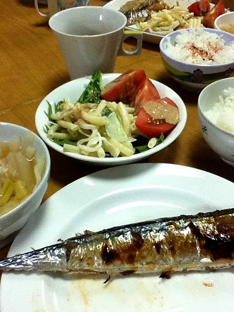 Snapdishの料理写真:秋刀魚の塩焼きの夕食|miyabiさん