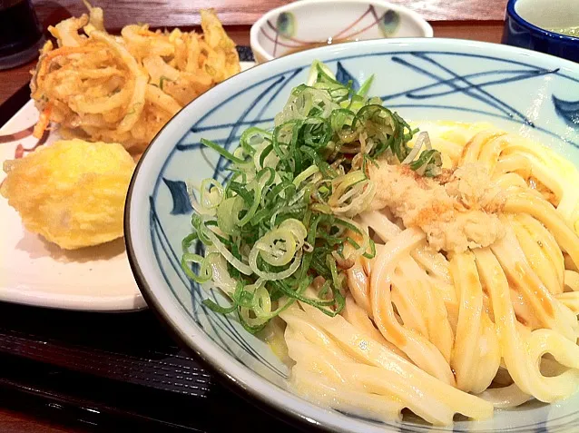 釜玉うどんと野菜かき揚げ天と半熟玉子天と。|hirotomoさん