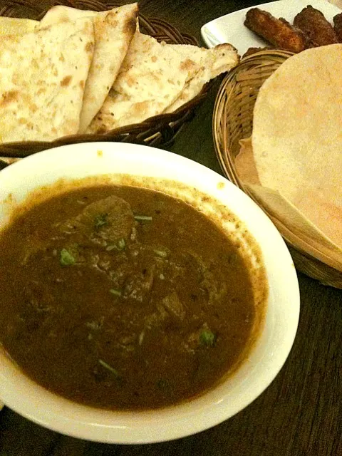 Rogan Josh with garlic naan and pappadums|Lawrence Angさん