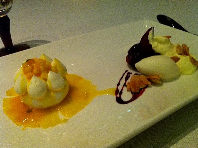 Passionfruit pavlova and fig|John Teoさん