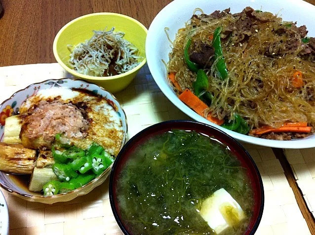 牛肉の春雨炒め、焼き茄子オクラとろろがけ、ちりめんおろし、青さとメカブのお味噌汁。|Angie44さん