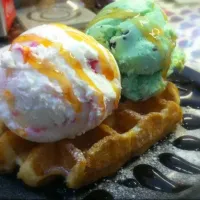 Peppermint & strawberry ice cream with waffle|Jonathan Angさん