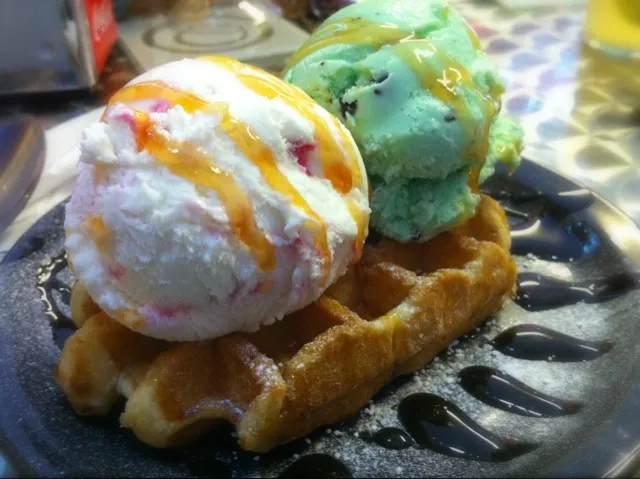 Snapdishの料理写真:Peppermint & strawberry ice cream with waffle|Jonathan Angさん