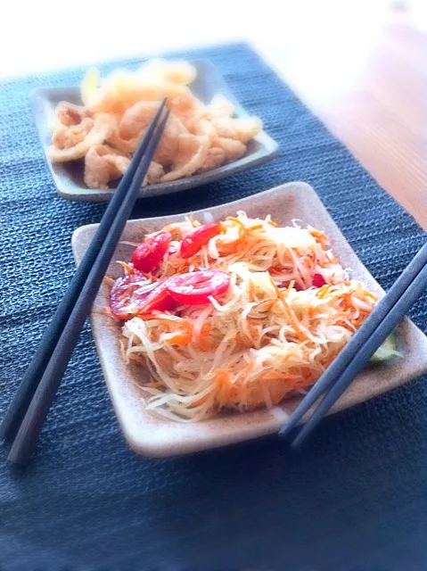 Snapdishの料理写真:Homemade spicey green papaya and carrot salad and pork rinds|Deeさん