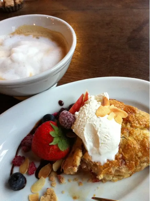 raspberry creamcheese scone and latte|lauren shannonさん