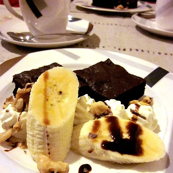 おやつ！  Homemade Brownie with banana, whipped cream and walnuts.|Keiさん