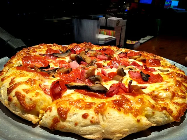 Snapdishの料理写真:Pepperoni, ham and mushroom pizza|Billyさん