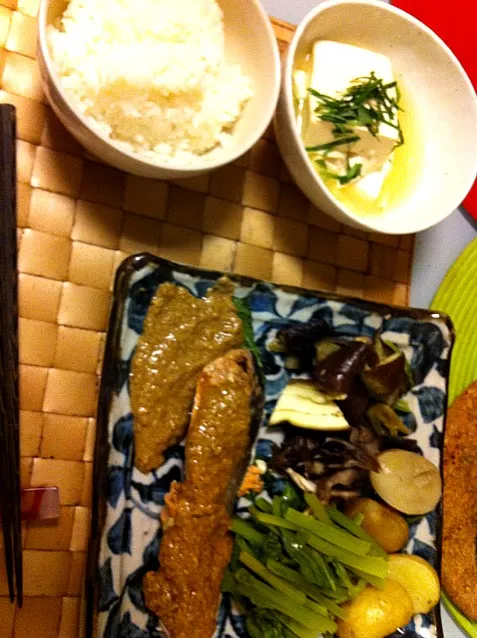 今日のご飯。蒸し野菜＆サーモン バンバンジーソース掛け、塩麹湯豆腐。|Alicaさん