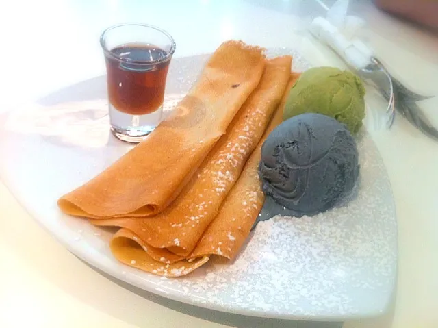 crepe with icecream|Vincent Lawさん