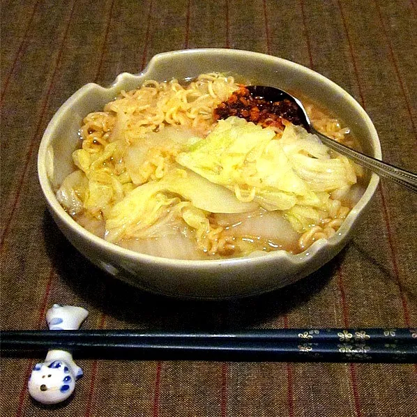 こんな時間にラーメン。たっぷりの白菜と食べるラー油入り。|Keiさん