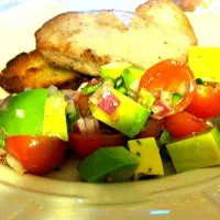 pan seared tuna, avacado tomatoes jalapeno salad, cilantro chili crostini.|katie kelleyさん