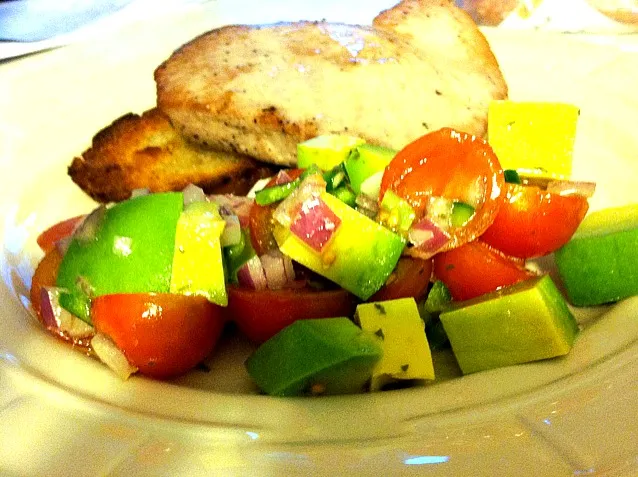 pan seared tuna, avacado tomatoes jalapeno salad, cilantro chili crostini.|katie kelleyさん