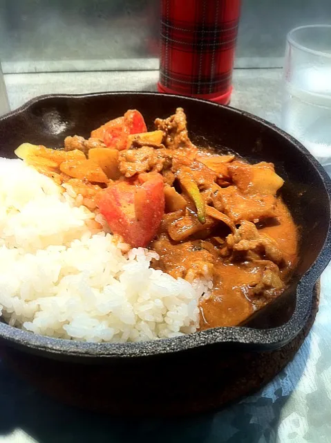 Snapdishの料理写真:アスパラとトマトと牛肉のカレー。カレーは飽きない。|hirotomoさん