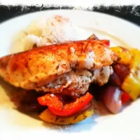 chickenfilet with goat cheese rosemary filling and honey glaze.. on a bed of grilled pepper and red union!|DikkeDiederさん