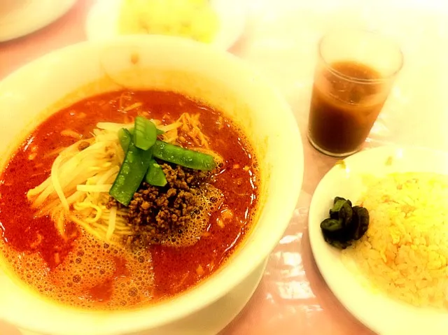 Snapdishの料理写真:松坂屋、赤坂飯店の担々麺にはなぜかコーヒー牛乳がついてくる。うまい。|minetaさん