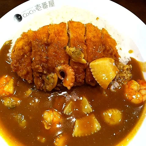 Snapdishの料理写真:シーフードカレーにロースカツをトッピング|syunさん