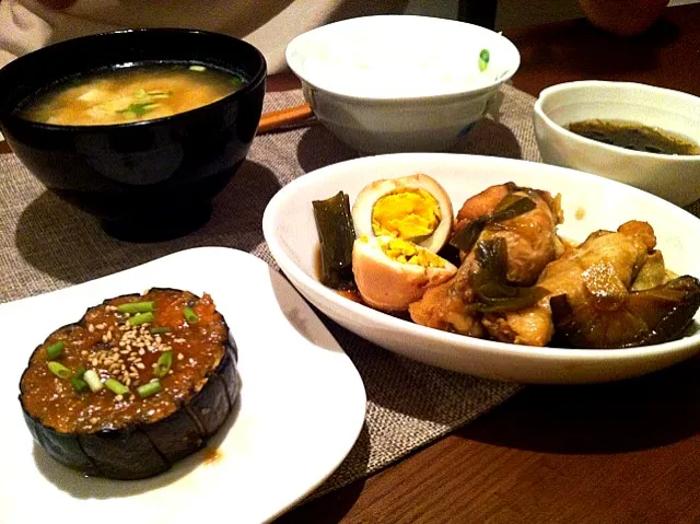 鳥手羽元と卵の甘辛煮、丸茄子の胡麻味噌焼き、もずく、豆腐の味噌汁。|aichiさん