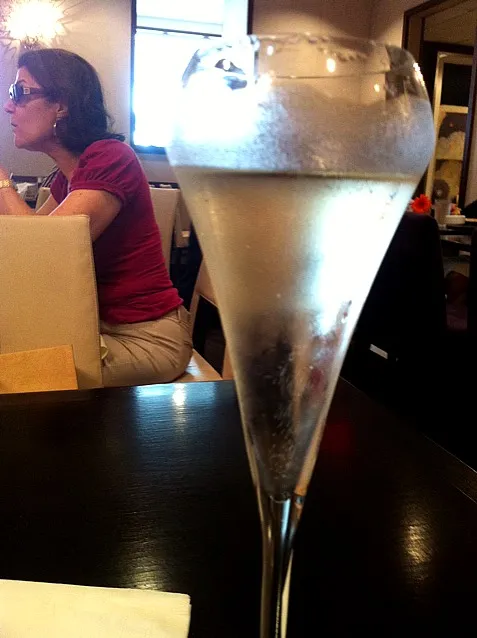 quick glass of prosecco and then back to shopping :P|John Teoさん