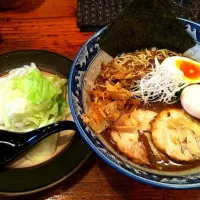 そんなワケで絶賛ダークサイドにログイン中なので、ラーメン食べて自分を慰めにきました。 「魚ラーメンちょっとずつ全部載せ」¥1000 付け合わせの茹でキャベツをスープに浸して食べるのがまぢうまい。あたし麺半分でいいからもっとキャベツ食べたい。|まきさん