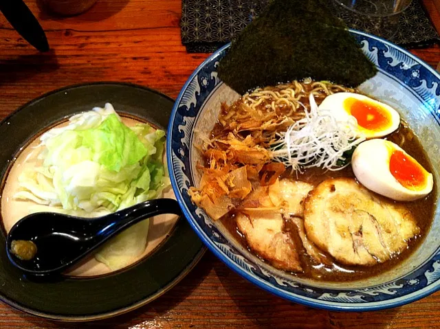 そんなワケで絶賛ダークサイドにログイン中なので、ラーメン食べて自分を慰めにきました。 「魚ラーメンちょっとずつ全部載せ」¥1000 付け合わせの茹でキャベツをスープに浸して食べるのがまぢうまい。あたし麺半分でいいからもっとキャベツ食べたい。|まきさん