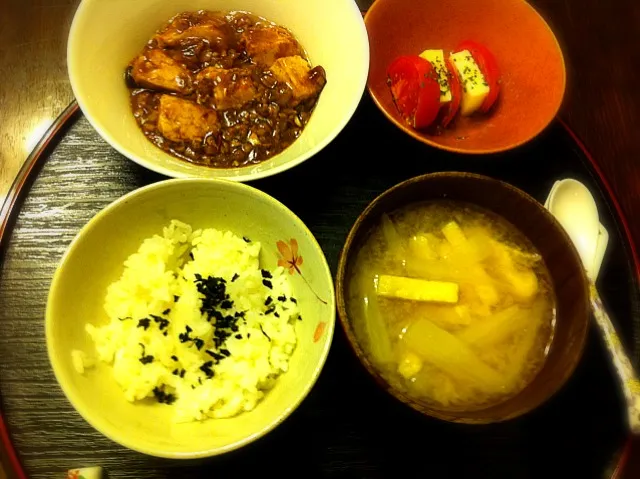 麻婆豆腐 トマトのサラダ ご飯 お味噌汁|あとり。さん