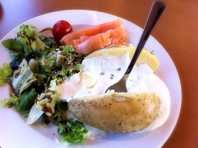 jacket potato with sourcream, salad, and lox|Gabiさん