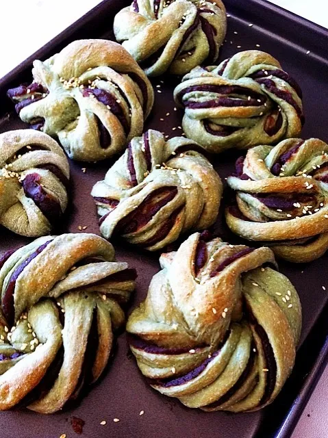 Twisty bread with sweet bean paste. Spirulina makes the bread color green. /ヨモギならぬスピルリナあんぱんw|mamakumiさん