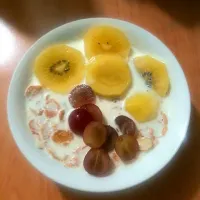 almond corn flakes with golden kiwi and grapes|li fang angさん