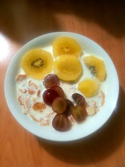 almond corn flakes with golden kiwi and grapes|li fang angさん