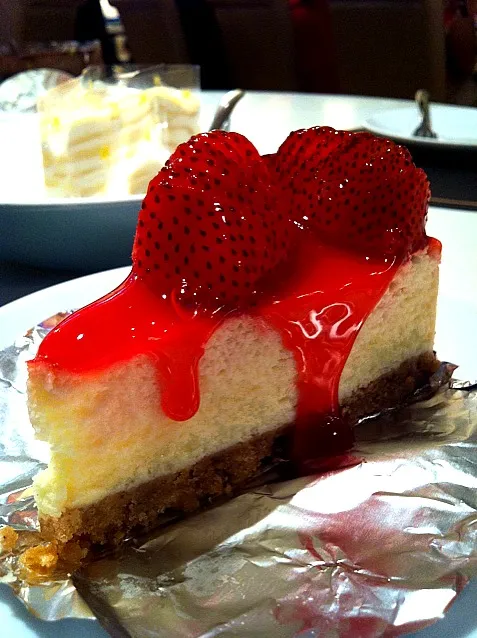 White Strawberry Cake|Chompoo Arunprasertkulさん