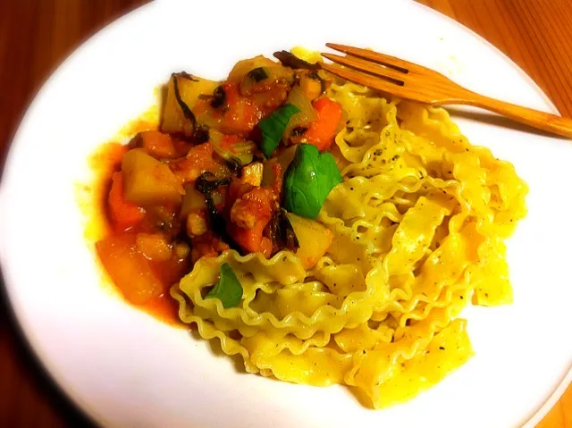 野菜が食べたくて久々にゴハン作った。フルーツトマトの野菜煮込みパスタ添え。ベランダのバジルをちらす。いただきます！|ゆかりんさん