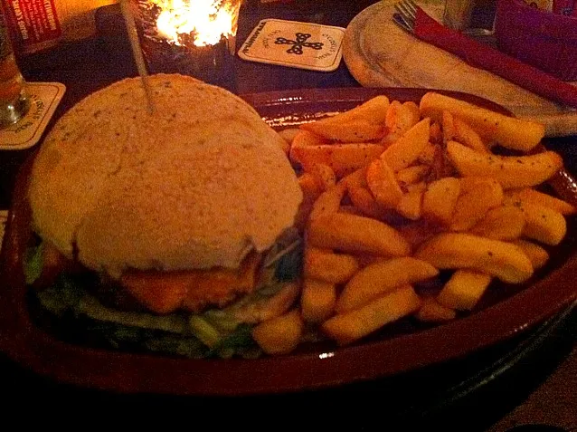 cheeseburger with chips|Diepak Kisoensinghさん