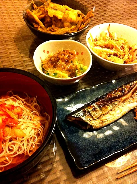 水キムチ素麺 秋刀魚とハゼ唐揚げ エシャロットのおかか炒めなど|eriさん